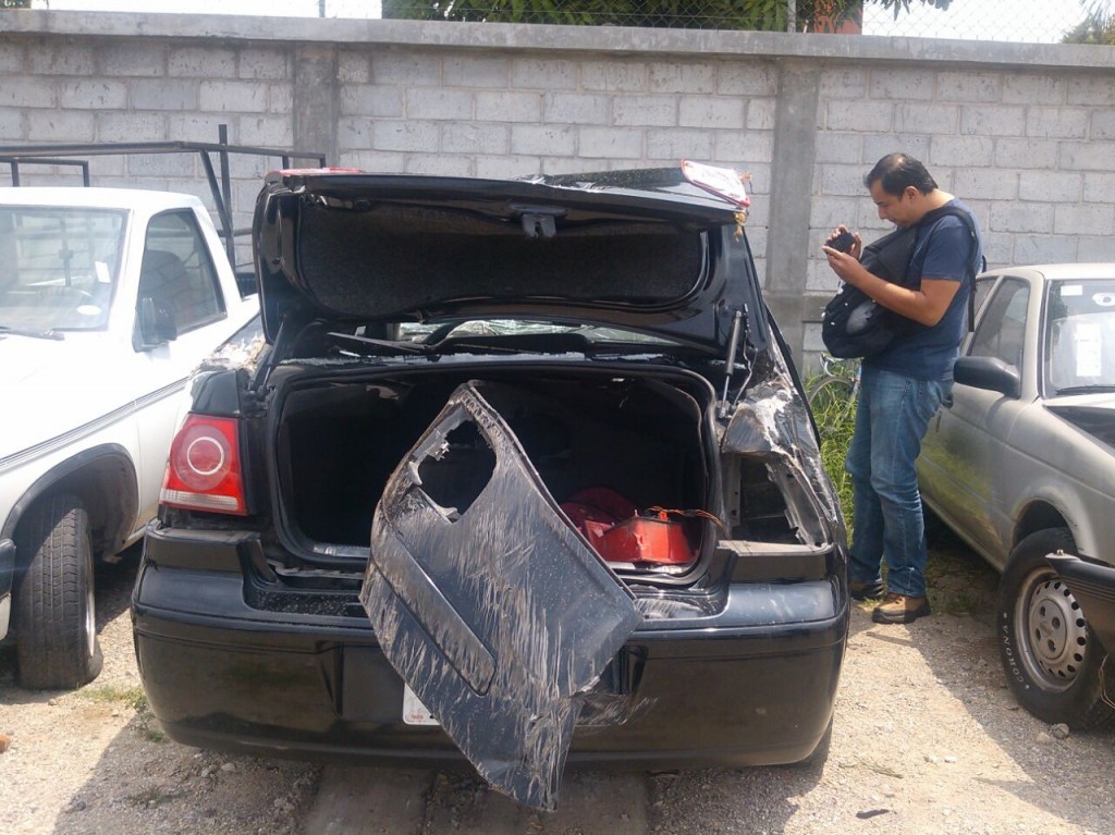 Abandonan asaltantes su vehículo con armas tras volcarse en el fraccionamiento Sumiya (2)